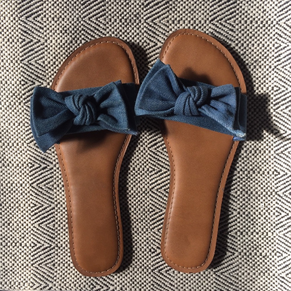 Denim bow slides size 8 great sandals, light wear